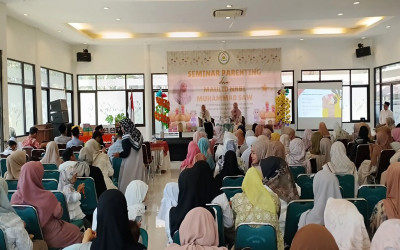 SEMINAR PARENTING DAN MAULID NABI MUHAMMAD SAW : Orang Tua Menjadi Sosok Teladan Bagi Anak, Sebagaimana Rosululloh Sang Teladan